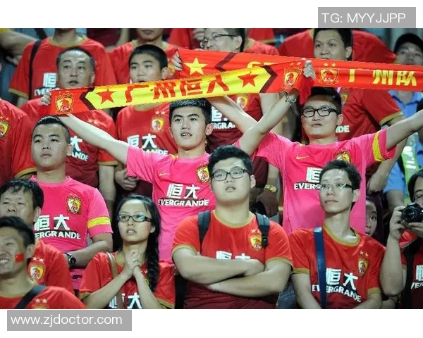 恒大足球队在主场以四比一战胜柏太阳神展现强大实力与团队配合